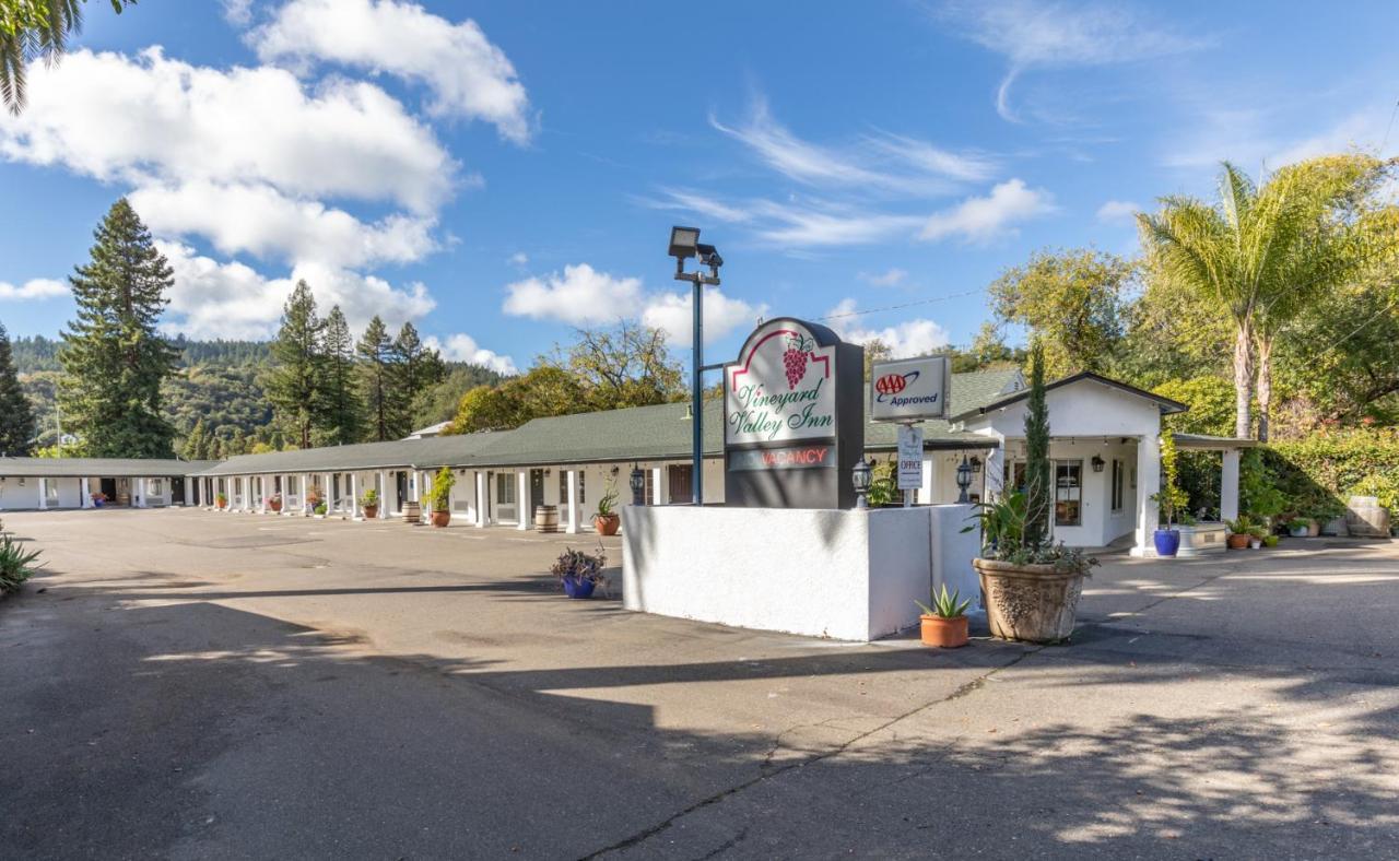 Vineyard Valley Inn Cloverdale Exterior photo