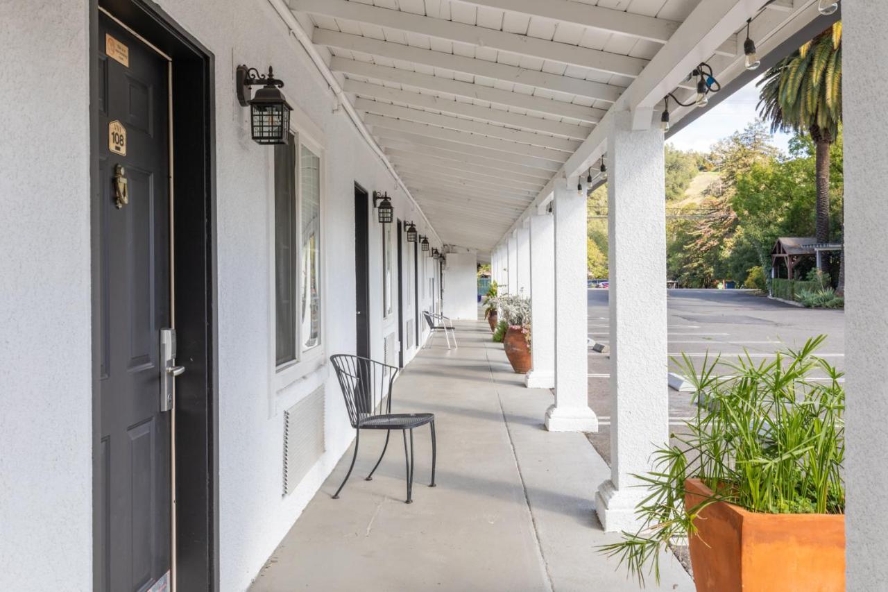 Vineyard Valley Inn Cloverdale Exterior photo