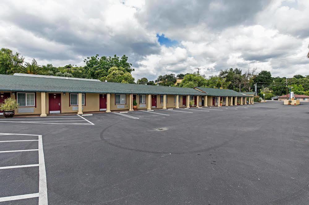 Vineyard Valley Inn Cloverdale Exterior photo