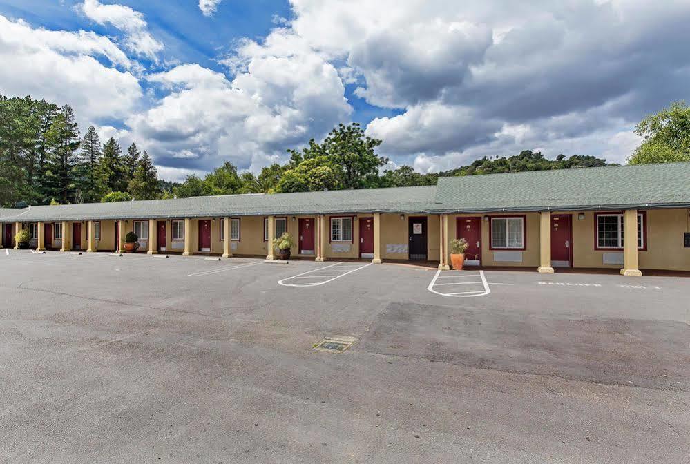 Vineyard Valley Inn Cloverdale Exterior photo